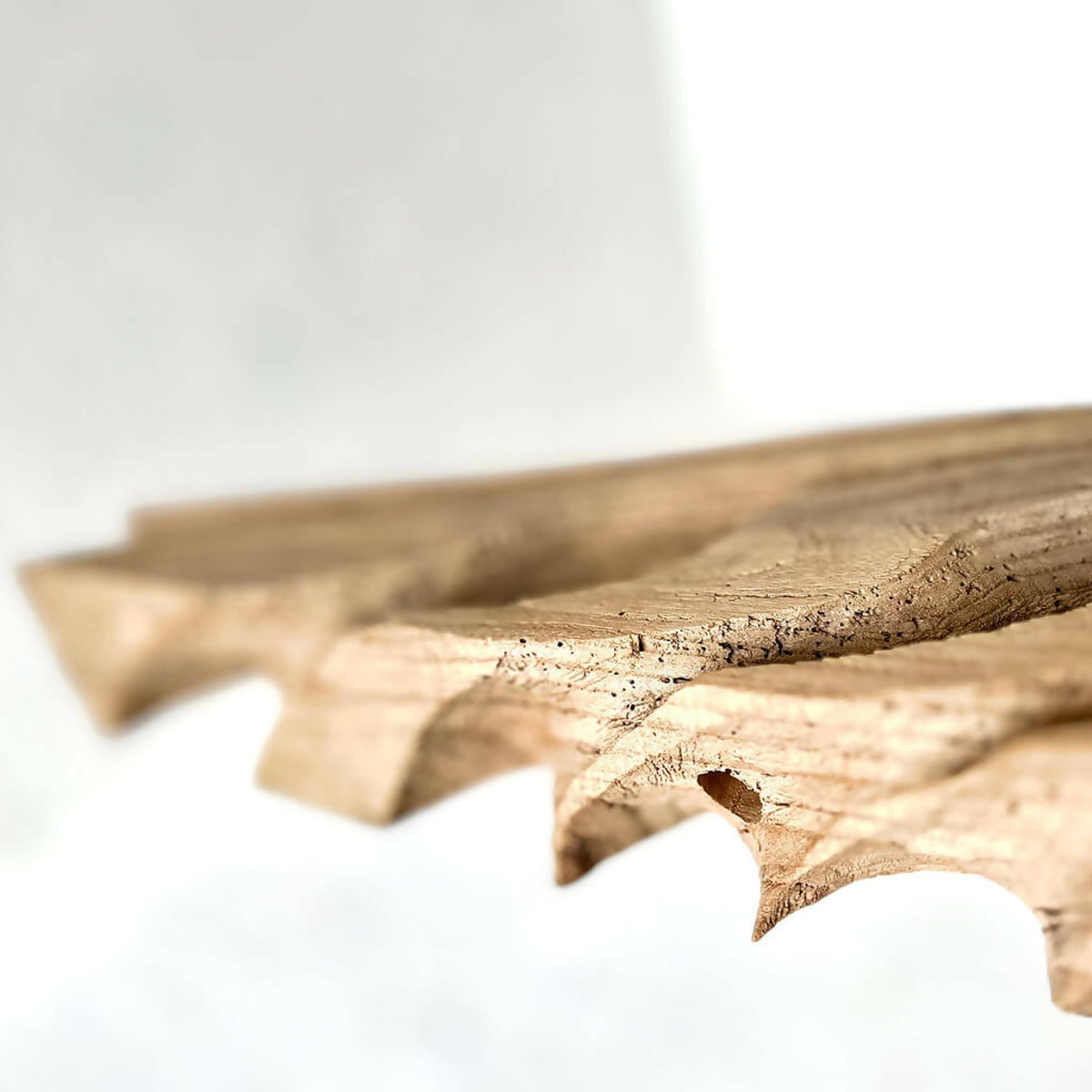 Pièce en bois brun sculptée, bords irréguliers, avec ouverture circulaire