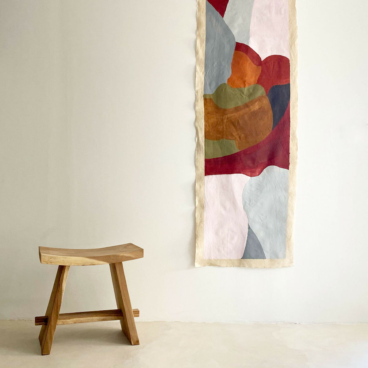 Tenture murale en tissu blanc à motifs abstraits multicolores