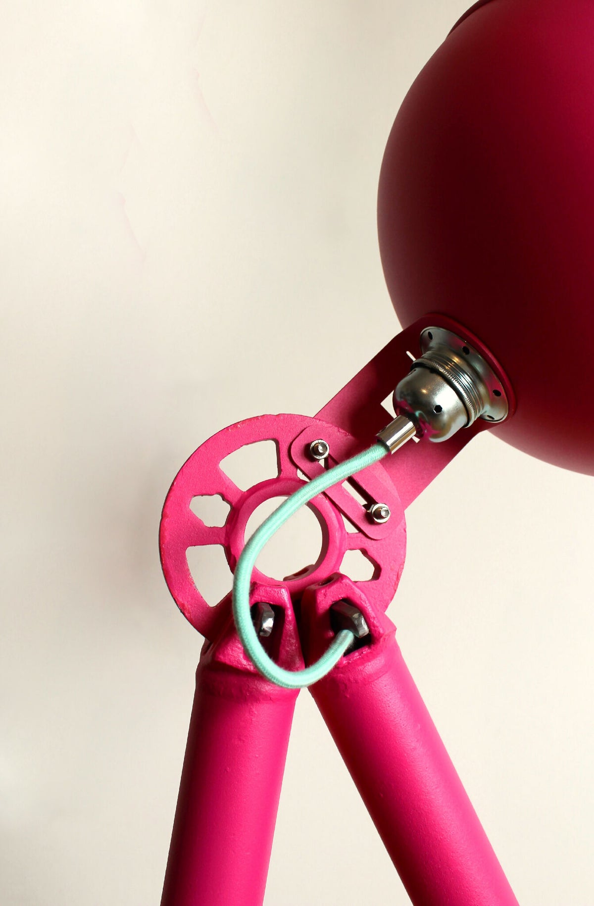 Lampe UMARELL Ettore rose, gros plan sur fixation de la tête et câblage