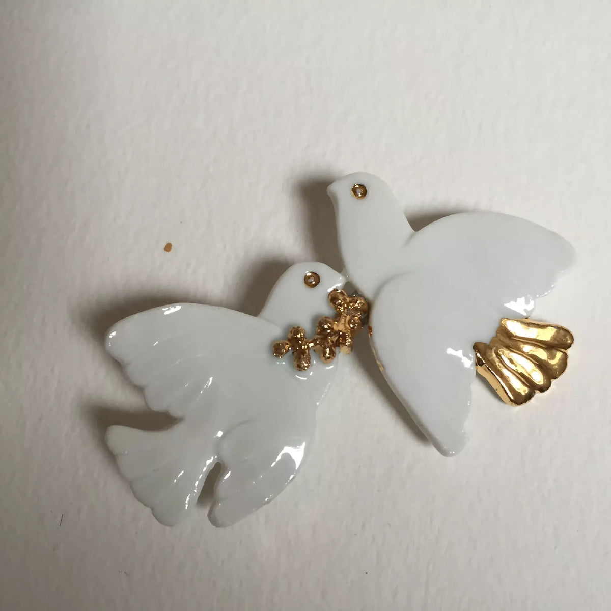 Broche colombes blanches, ailettes sculptées et accents dorés brillants.