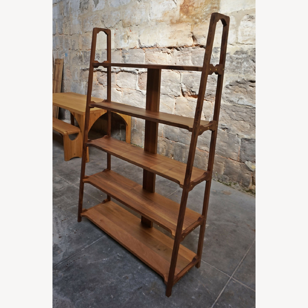 Bibliothèque en bois avec structure ouverte à 3 niveaux et montants arqués