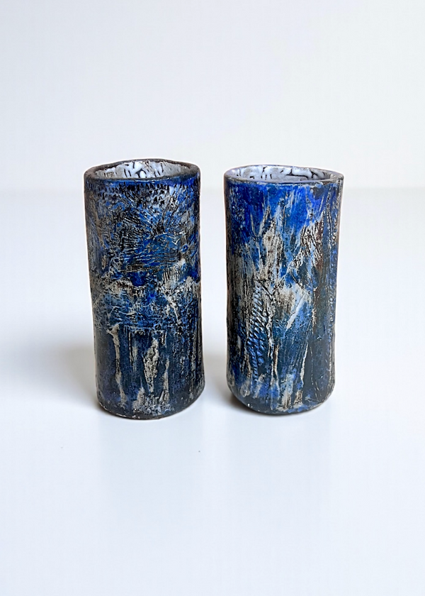 Paire de petits vases cylindriques en grès bleu et gris, motifs gravés visibles