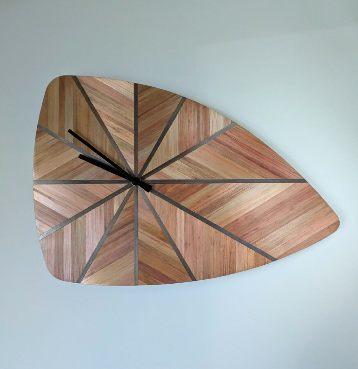 Horloge murale rétro en marqueterie de bois : cadran demi-goutte à rayons noirs