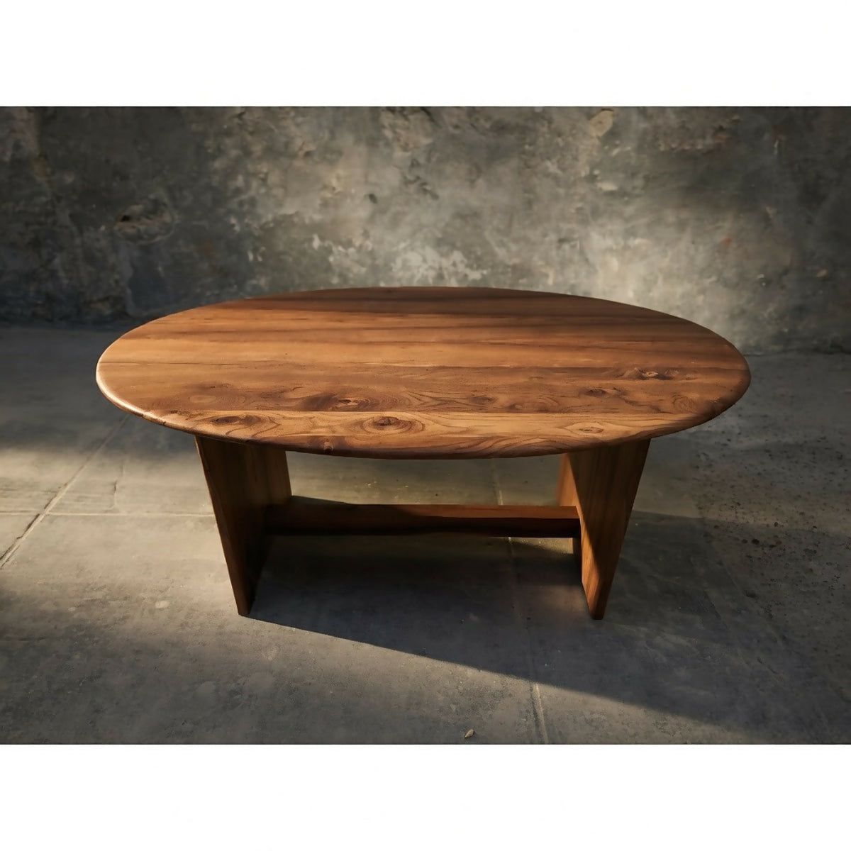 Table basse en bois massif à plateau rond, grains visibles, pieds en V