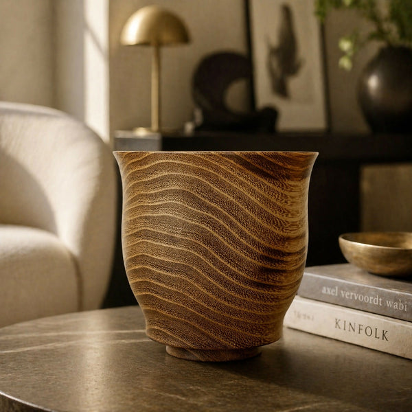 Gobelet en céramique marron texturée, lignes ondulées sur le corps.