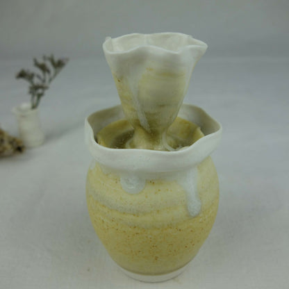 Vase en céramique jaune pâle, ouverture ronde et col étroit évasé, intérieur vert