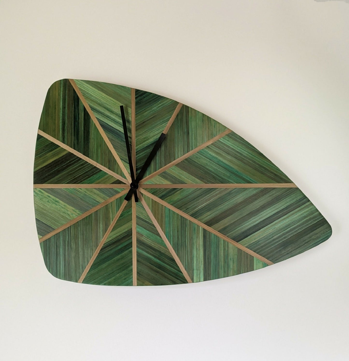 Horloge murale style rétro avec Marqueterie de paille Verte feuille et dorée