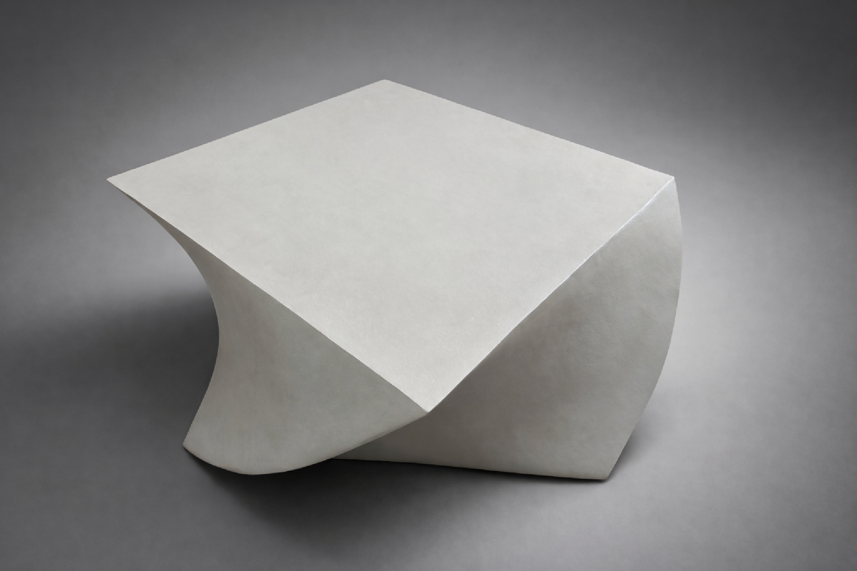 Table basse blanche sculptée en forme de losange, plateau plat, vue de dessus.