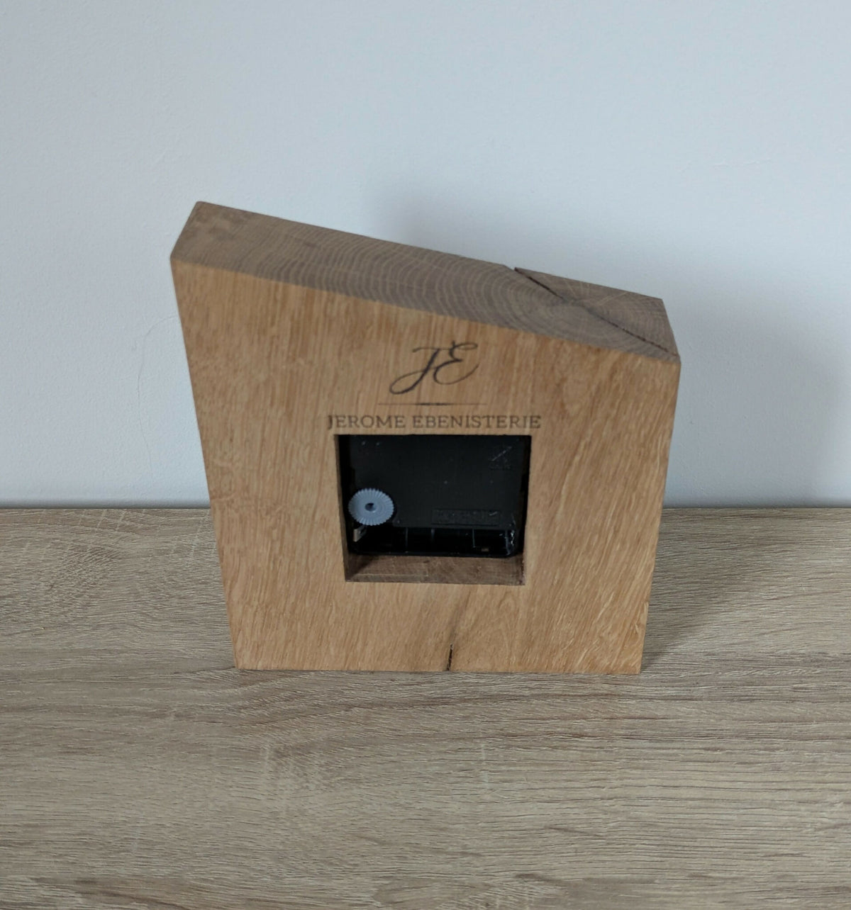 Horloge de bureau en chêne clair, vue arrière avec fenêtre noire du mécanisme