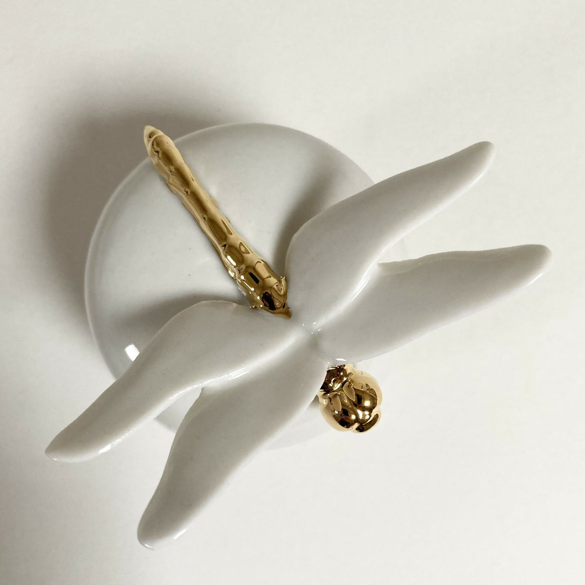 Boîte à sucre en porcelaine blanche, couvercle avec libellule dorée au corps texturé