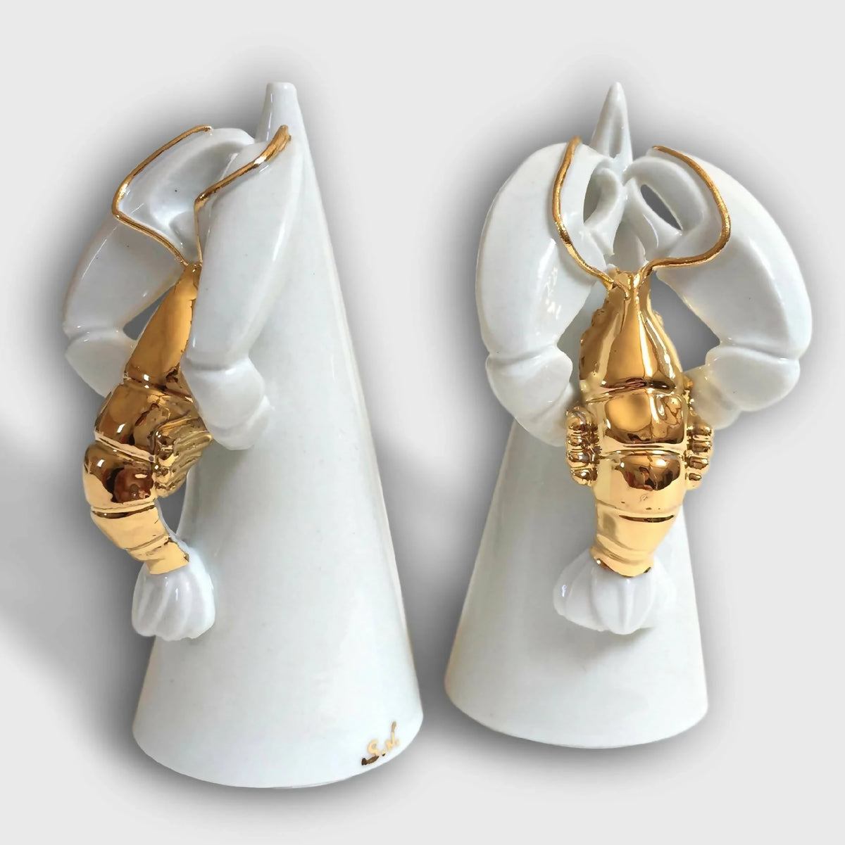 Salière et poivrière homard en céramique blanche avec détails dorés