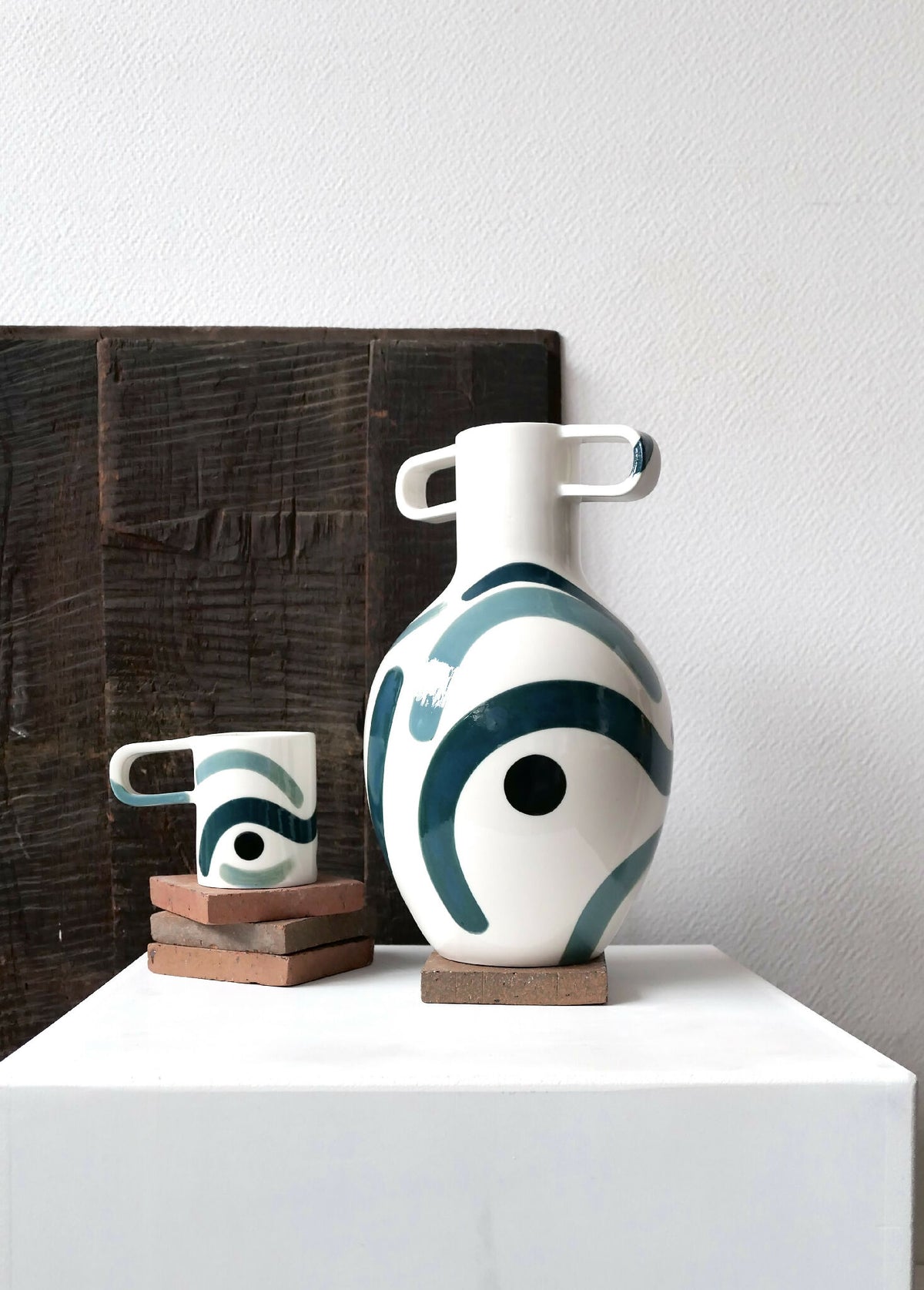 Vases bustes en céramique blanche avec anses, motifs vert/turquoise abstraits.