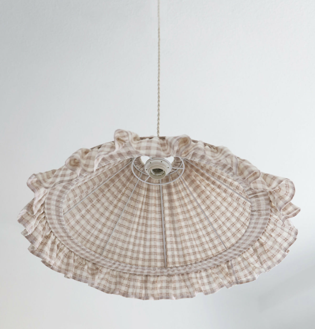 Suspension conique en vichy beige avec bord à volants et attache centrale