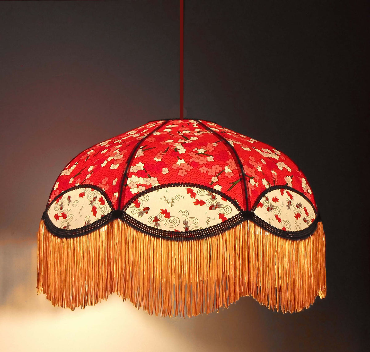 Suspension en papier japonais rouge à motifs, bord noir et franges dorées