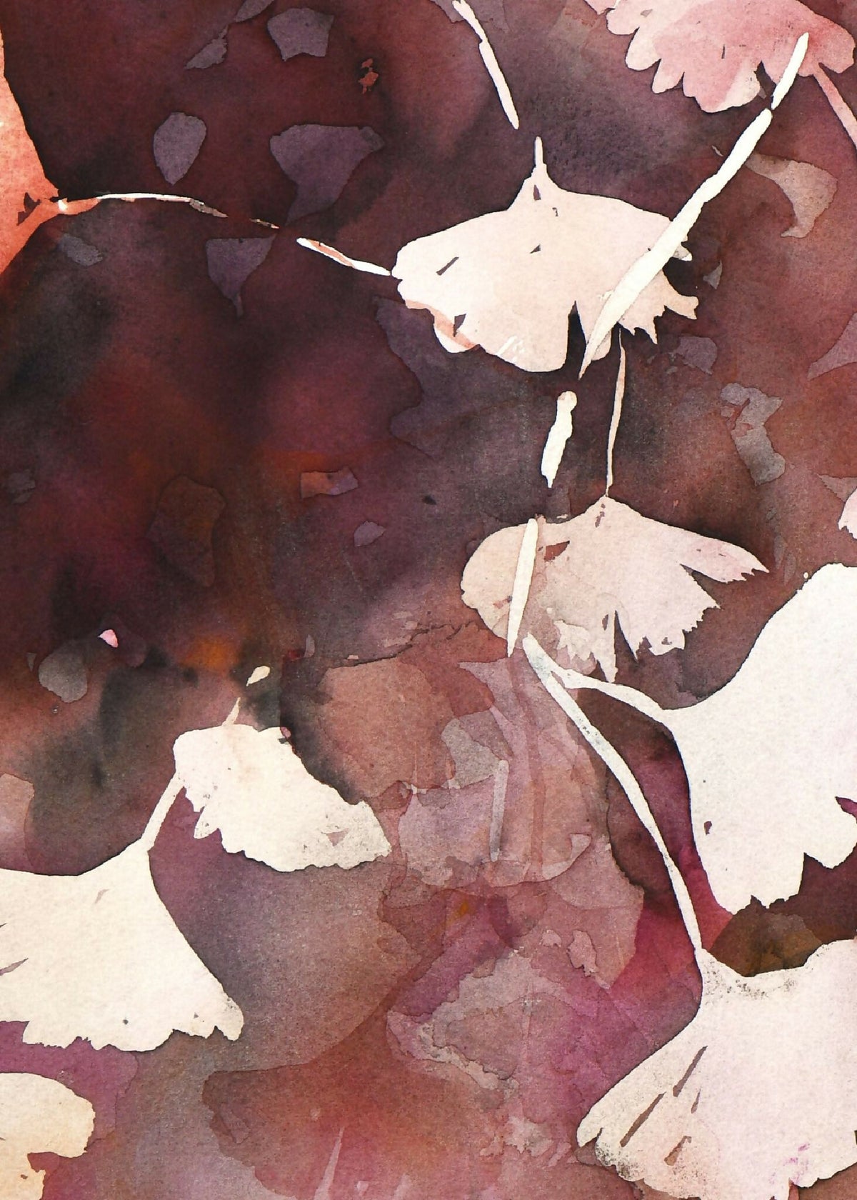 Aquarelle de ginkgo d’automne, gros plan de feuilles aux contours blancs sur fond sombre.