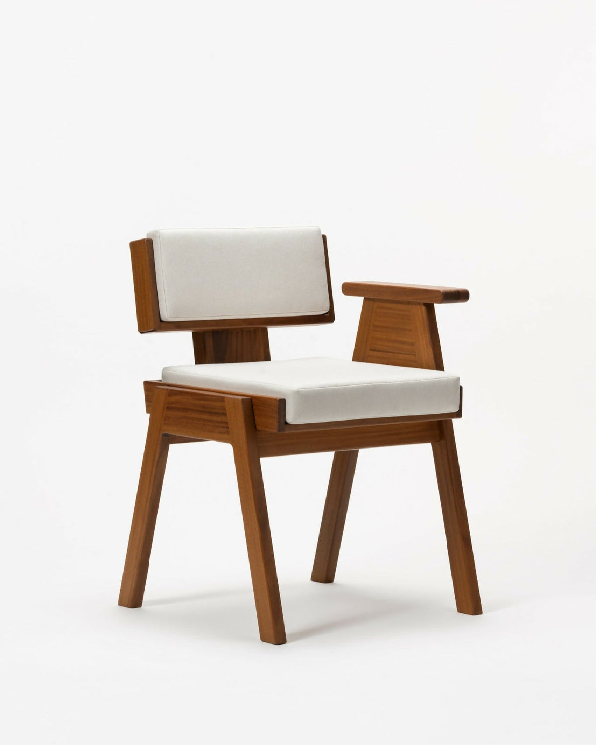 Fauteuil F-02 en bois clair, assise et dossier rembourrés blancs, accoudoirs