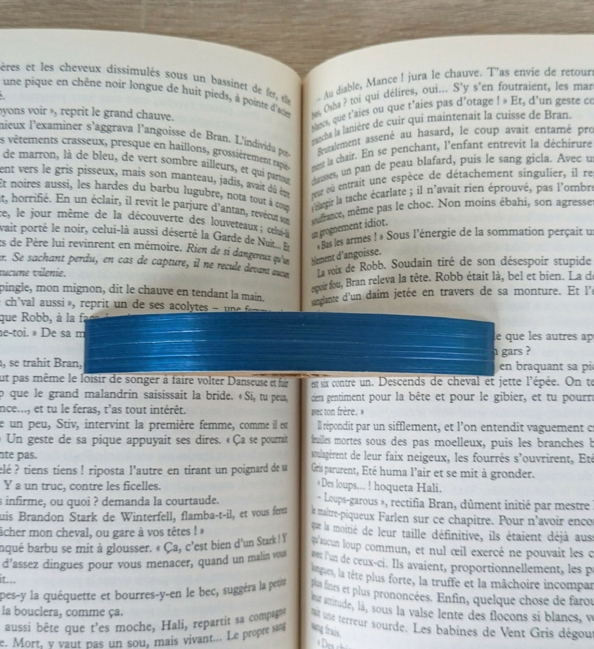 Marque-page en forme de bague en bois, marqueterie bleue roi, ouverture ovale sur pages