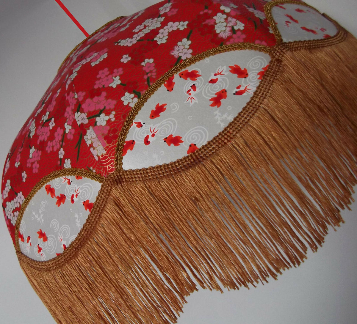 Suspension en papier japonais rouge à fleurs, franges dorées et panneaux blancs