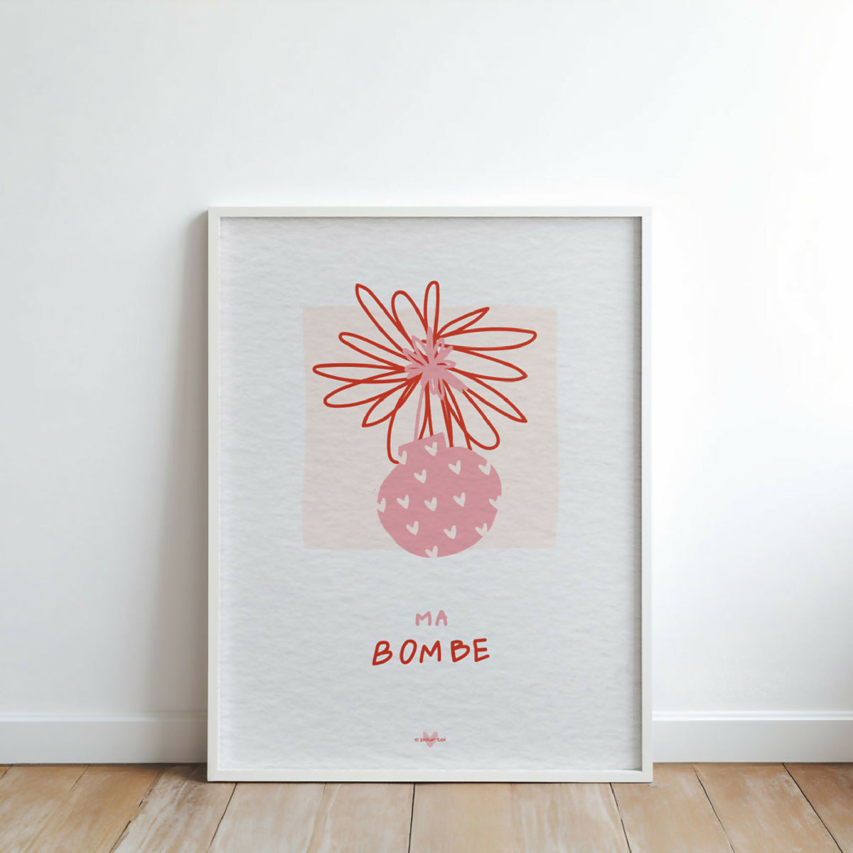 Affiche encadrée, fleur rouge et fruit rose, texte « MA BOMBE ».