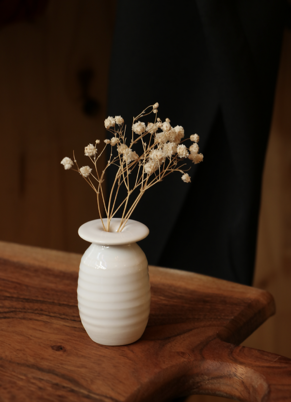 Mini-vase en porcelaine blanc à reliefs et col évasé, bord arrondi