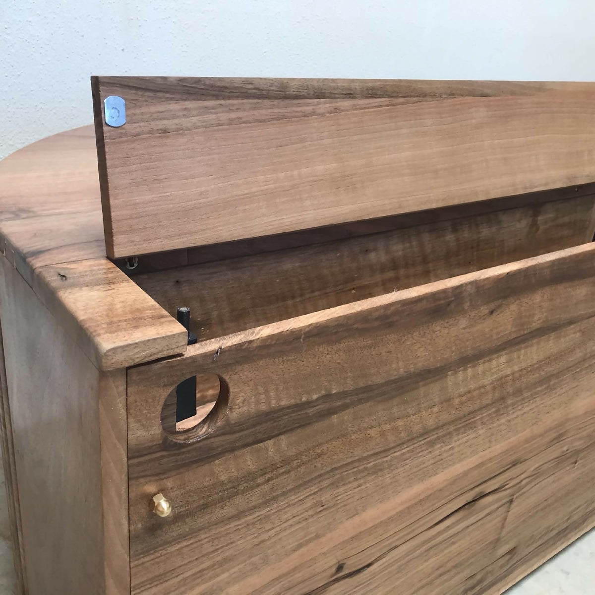 Meuble multimédia : face en bois avec ouverture ronde et tiroir coulissant
