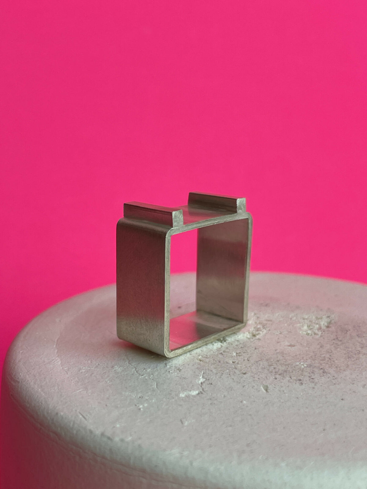 Bague argentée motif carré ajouré, profil rectangulaire