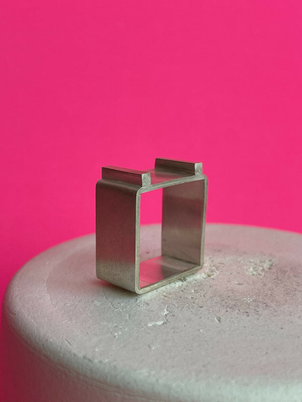 Bague argentée motif carré ajouré, profil rectangulaire