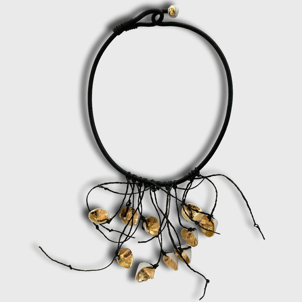 Collier en cordon noir avec pendentifs en métal doré en forme de goutte