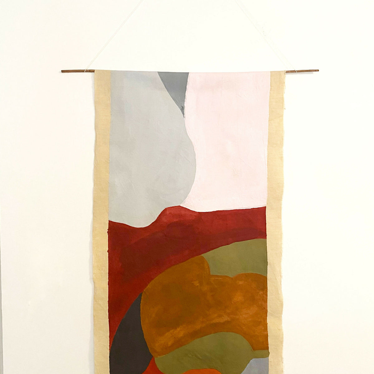 Tenture murale en tissu blanc, motif abstrait rouge, ocre, gris et rose