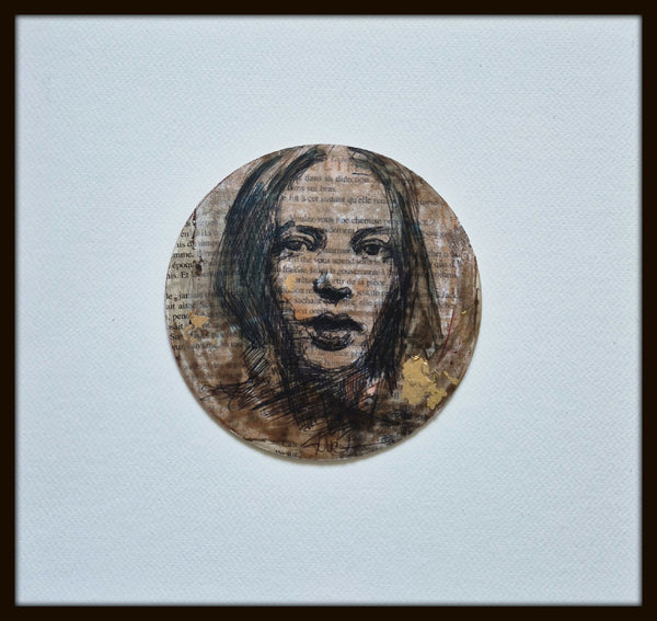 Tableau original encadré : portrait de femme en cercle, encre sombre sur fond beige