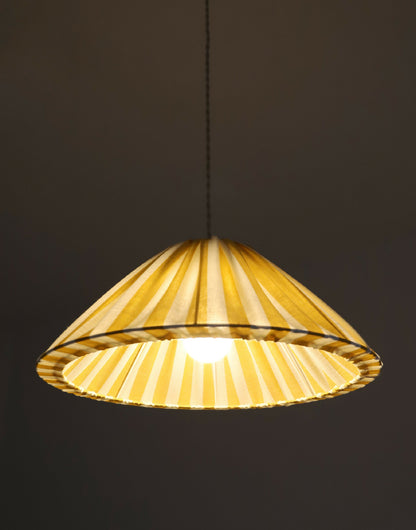 Suspension conique rayée Malala : luminaire graphique et chaleureux, made in France