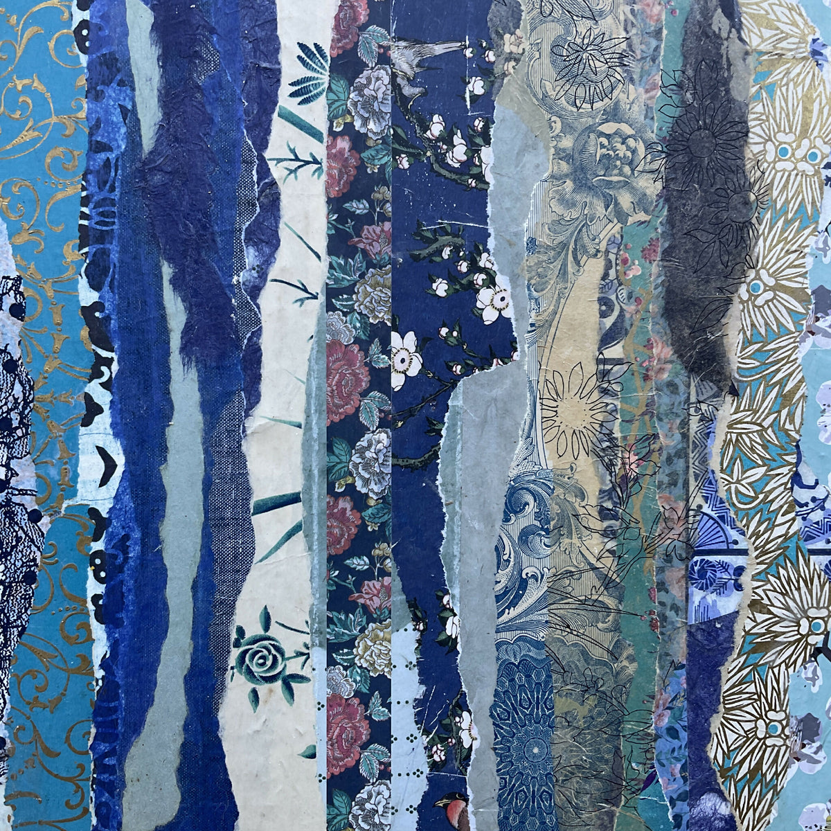 Collage sur bois encadré, gros plan du cercle bleu indigo aux textures et fleurs