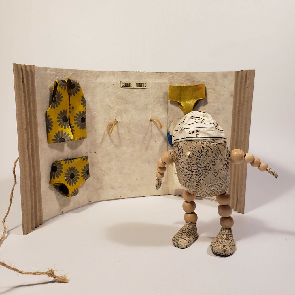 Sculpture Coquet minois : figurine en tissu avec tenues et poche sur panneau en carton