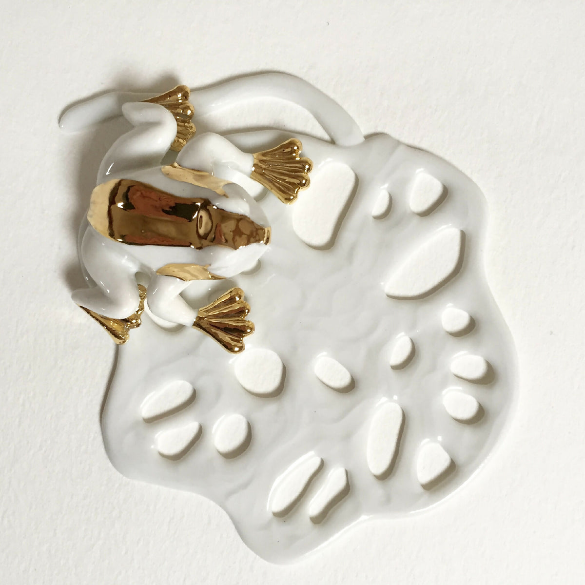 Décor de table lotus blanc avec grenouille en métal doré, vue rapprochée