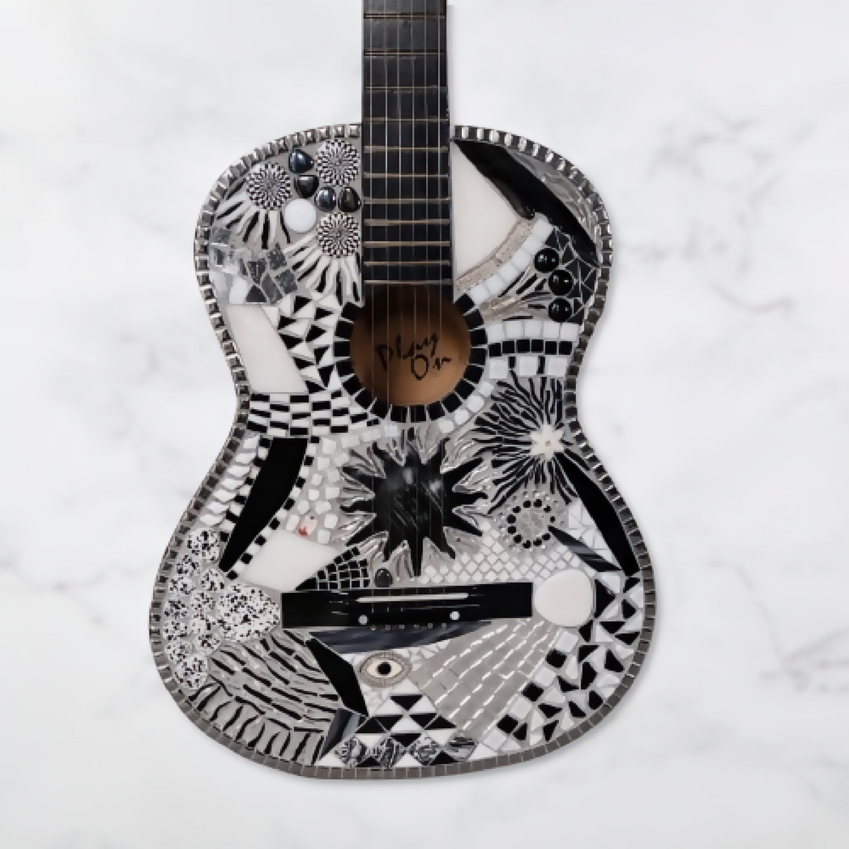 Guitare décorative à mosaïque noir et blanc, avec rosace et cordier