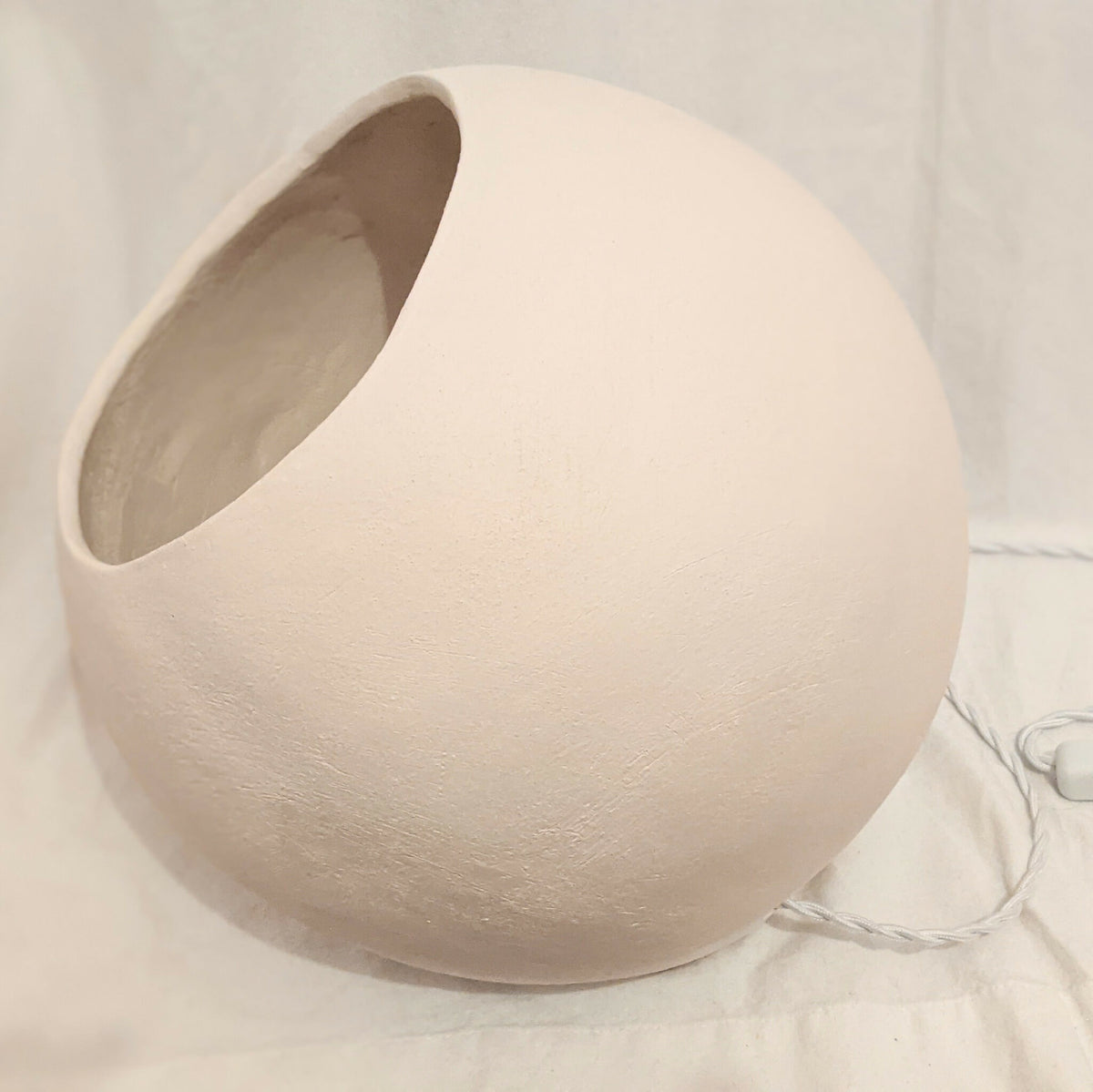 Lampe à poser Bulle blanche, vue de côté avec ouverture creusée