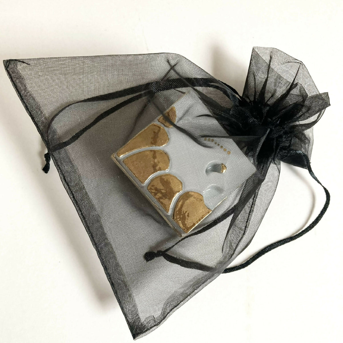 Boîte à bijoux en porcelaine avec motif lion doré, dans pochette organza grise