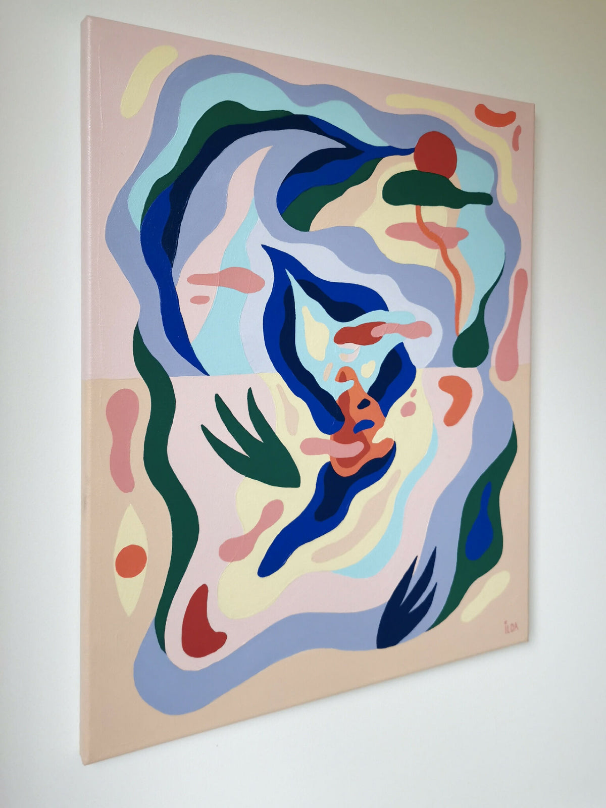 Peinture acrylique abstraite : visage stylisé aux formes fluides bleu-vert et touches rouges