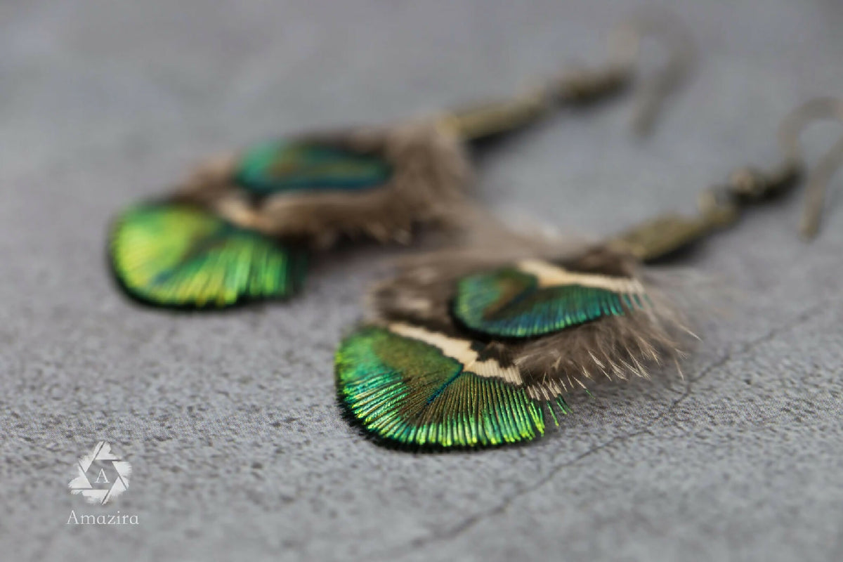 Plumes de paon vertes et bleues sur boucles d’oreilles, détail des tiges.