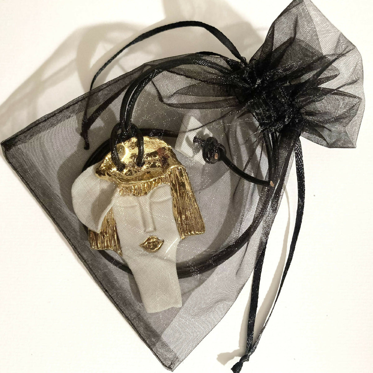 Pendentif au visage d’Aphrodite 3 dans un sachet voile noir, buste blanc et or
