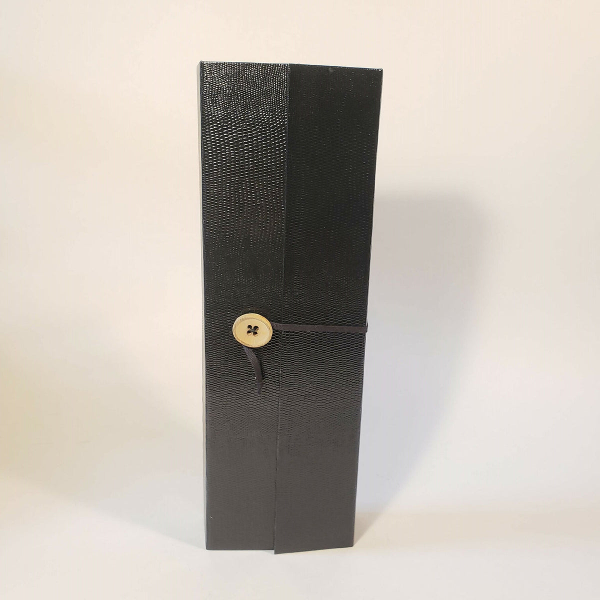 Écrin noir fermé avec bouton en bois, pour sculpture papier de poupée