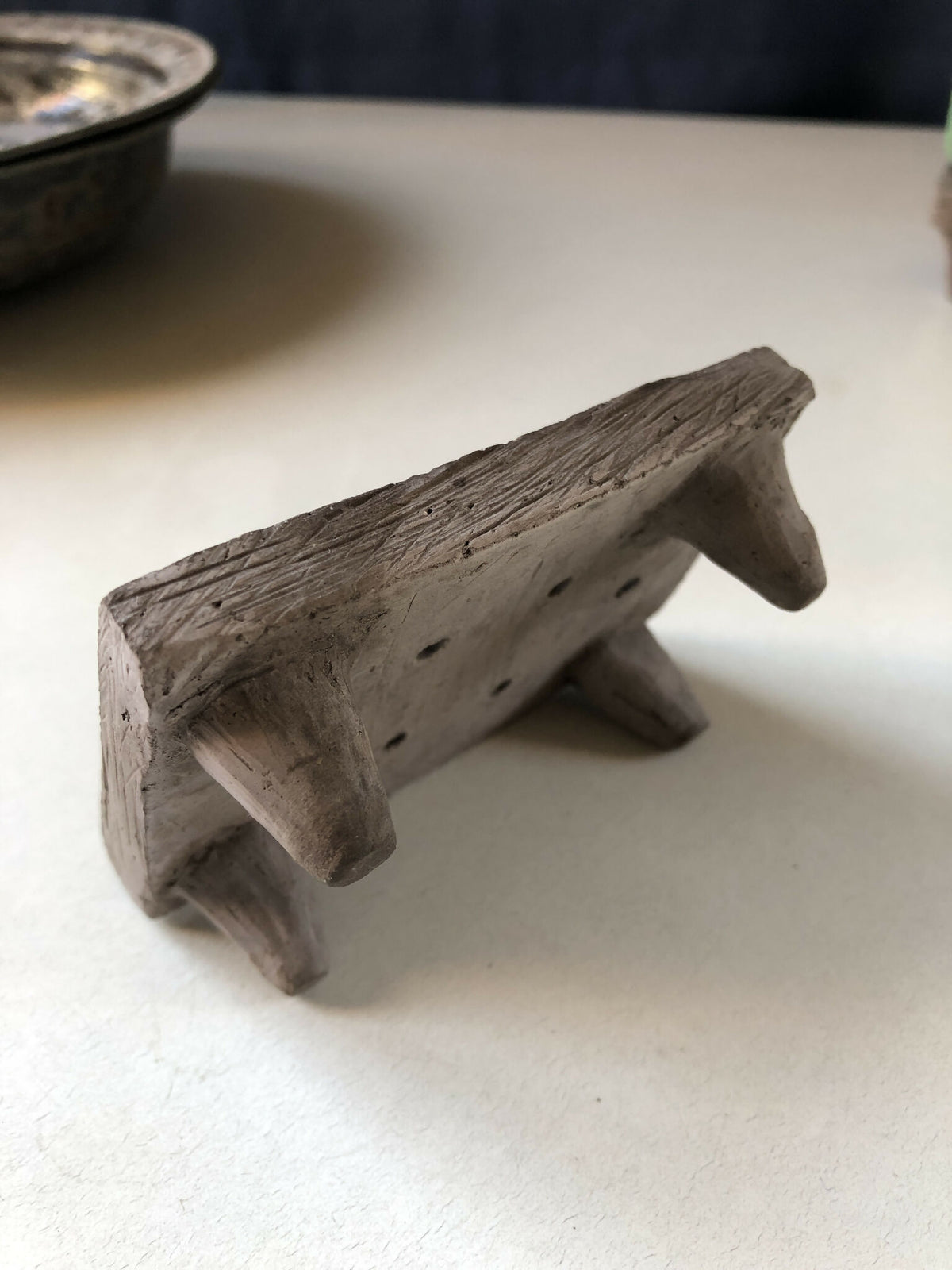 Porte-savon en bois sombre, vue en perspective avec fentes de pose
