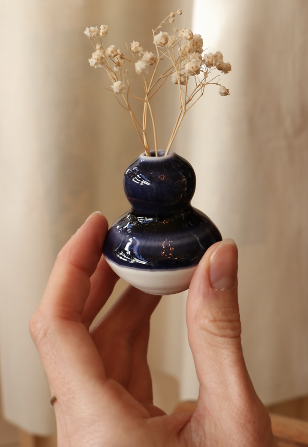 Mini-vase en porcelaine bleu nuit, base blanche et col étroit pour fleurs séchées