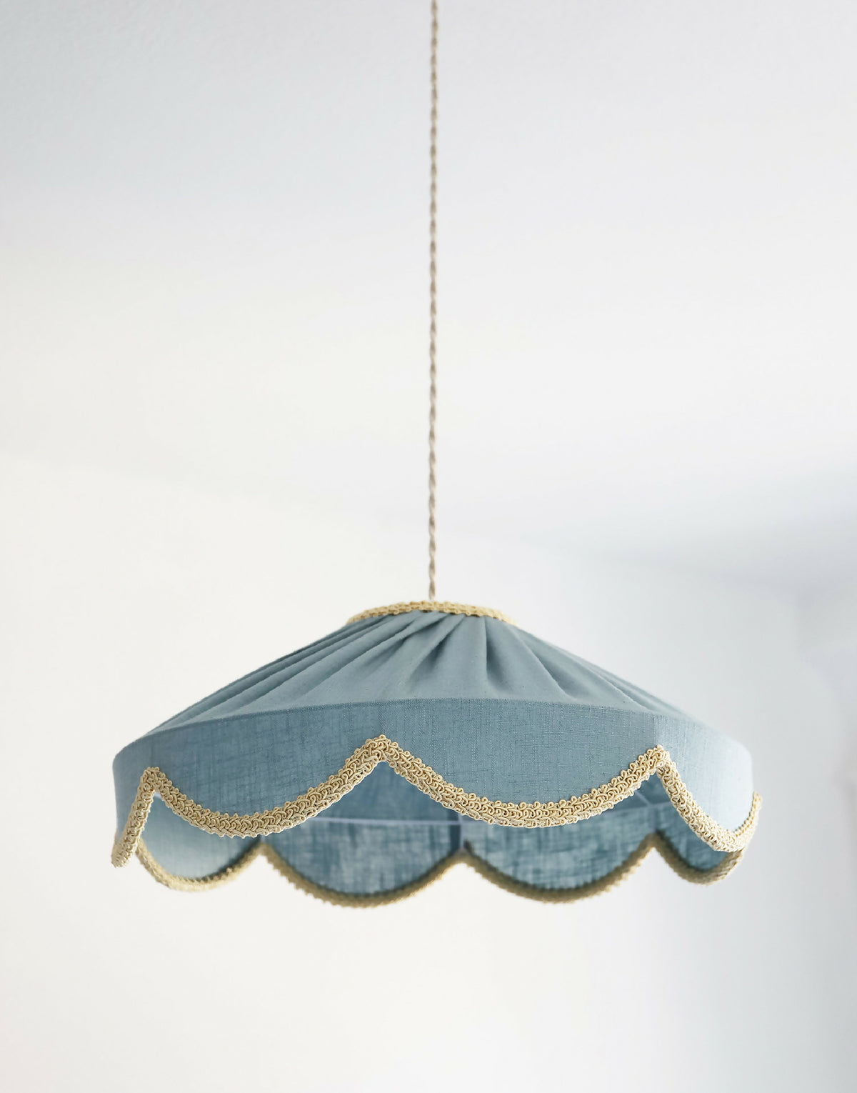 Suspension en forme florale bleu minéral, bordure dorée en vagues, abat-jour plissé
