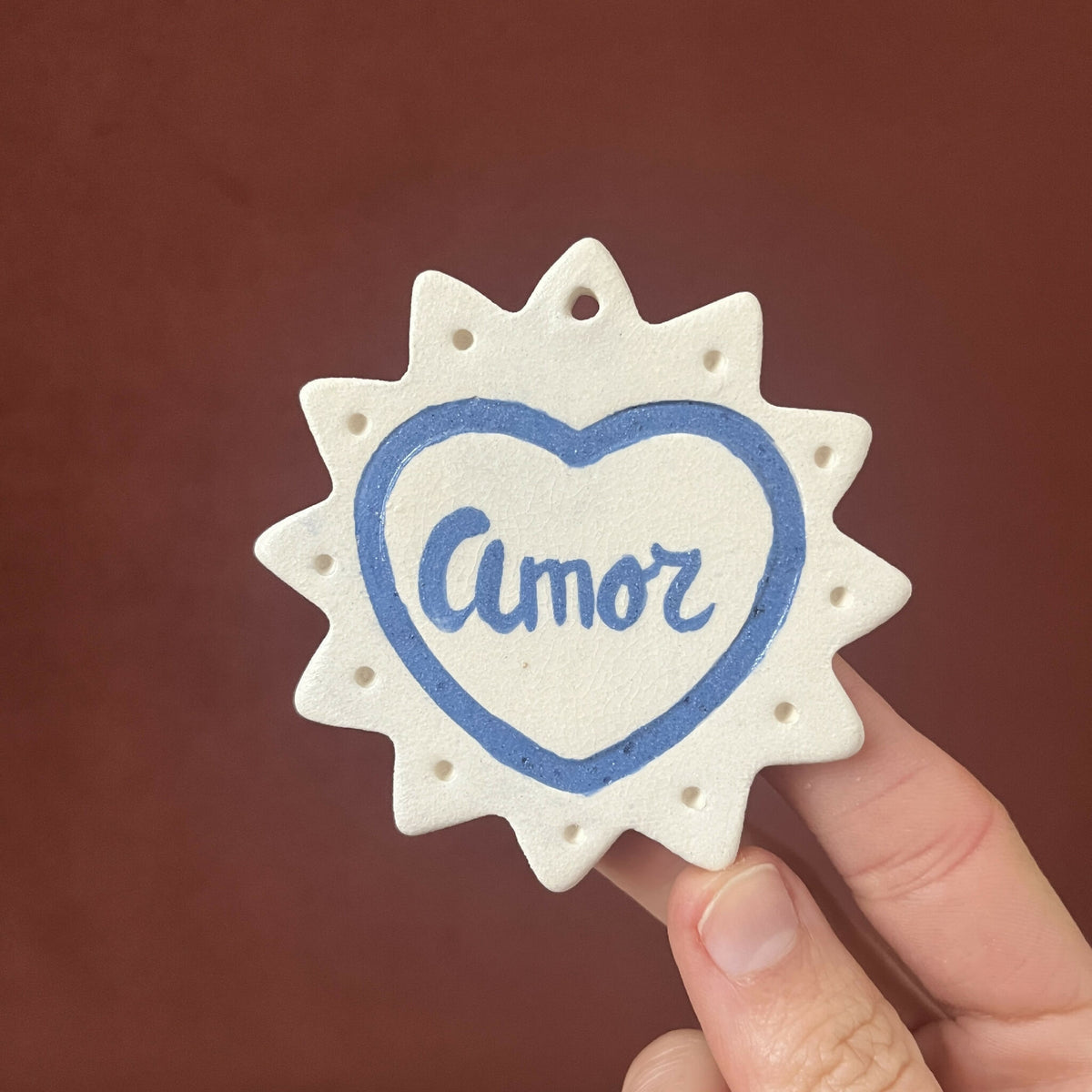 Ex-voto monochrome en étoile, cœur bleu avec le mot « Amor »