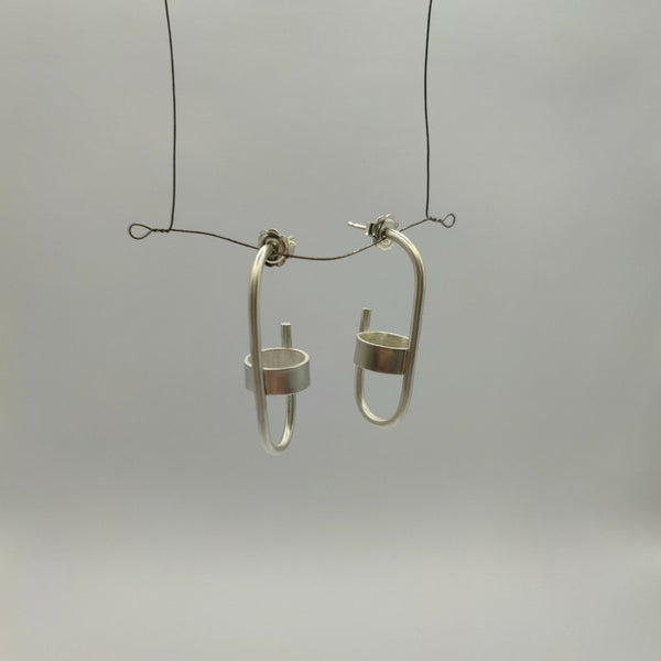 Boucles d’oreille anneaux argentés avec barre rectangulaire