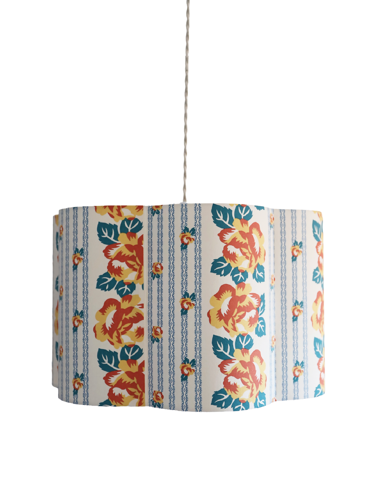 Abat-jour forme fleur en tissu bleu clair, fleurs orange et rayures de chaînettes.