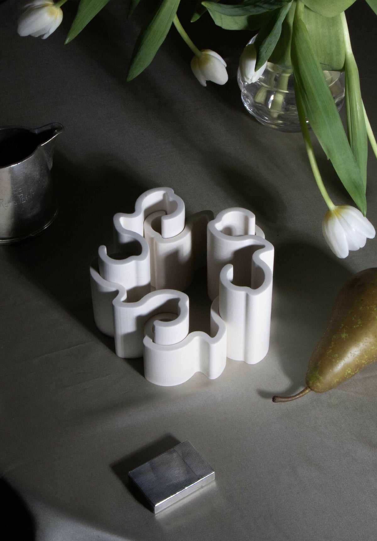 Chandelier à 5 bougies blanches, support blanc en anneau, bougies non allumées.