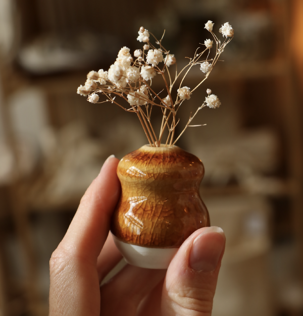 Mini-vase en porcelaine brun à effet craquelé, rempli de fleurs séchées