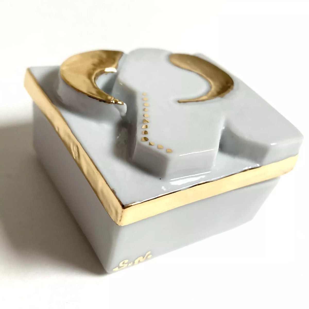 Boîte à bijoux en porcelaine blanche motif taureau doré, vue de côté